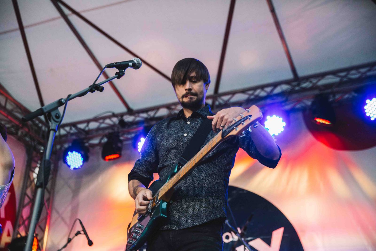 MFF Karlovy Vary: Tim Robbins se setkal s novináři, u domu České televize hráli Lanugo