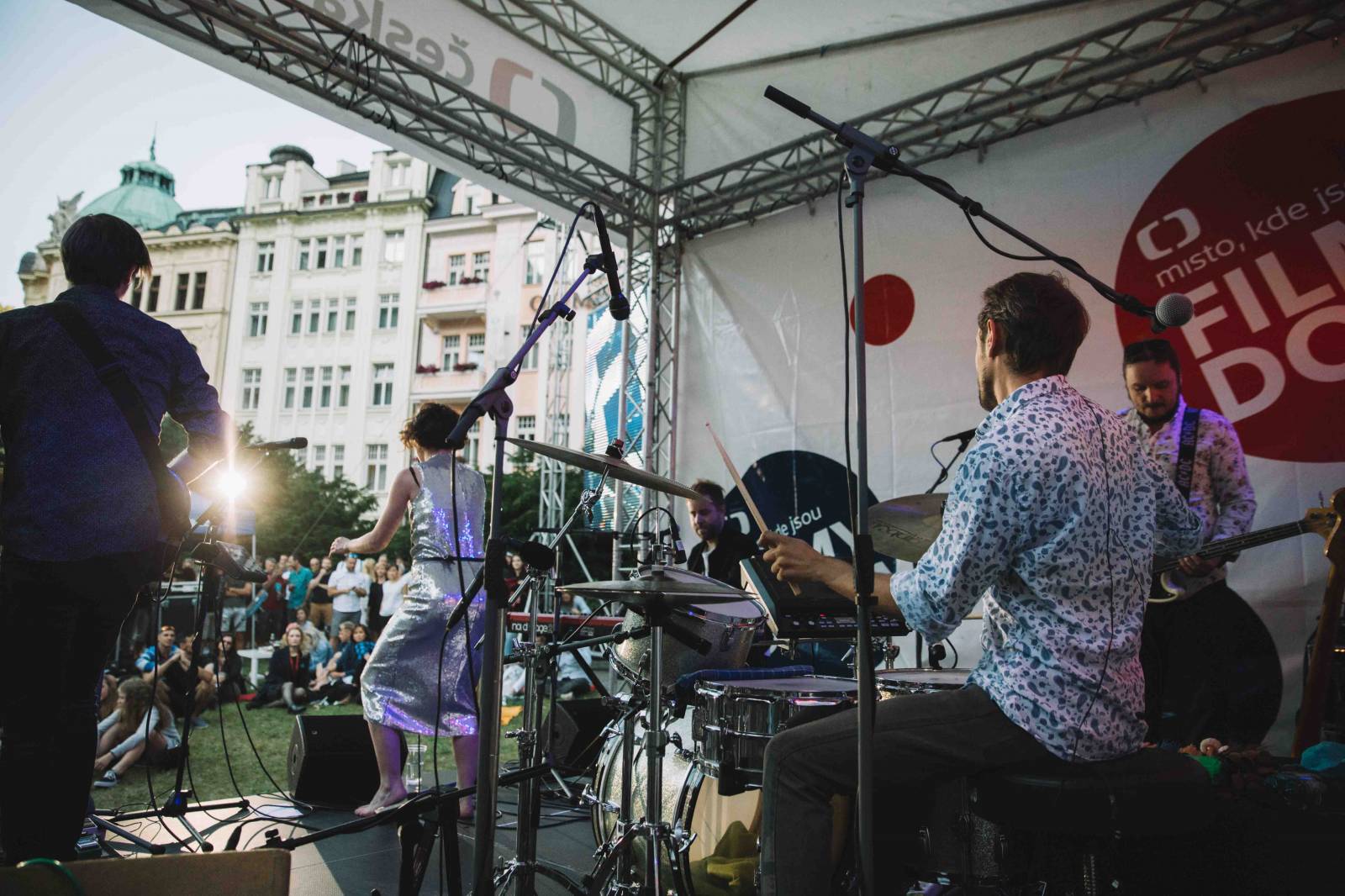 MFF Karlovy Vary: Tim Robbins se setkal s novináři, u domu České televize hráli Lanugo