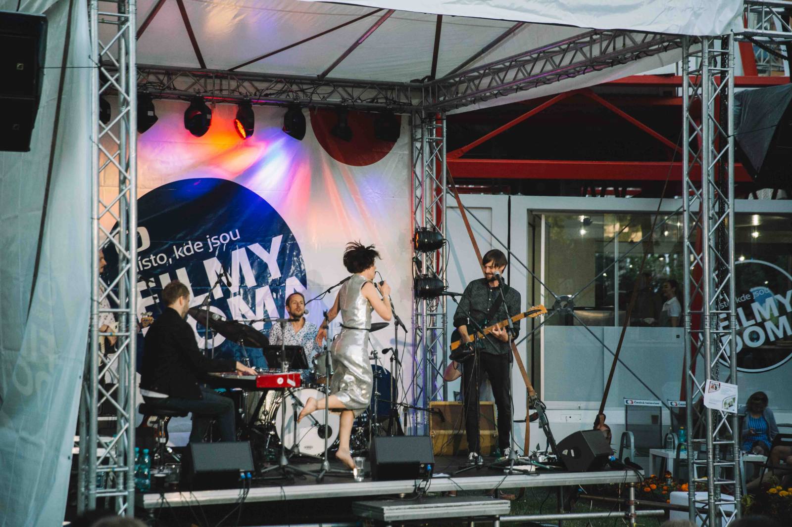 MFF Karlovy Vary: Tim Robbins se setkal s novináři, u domu České televize hráli Lanugo