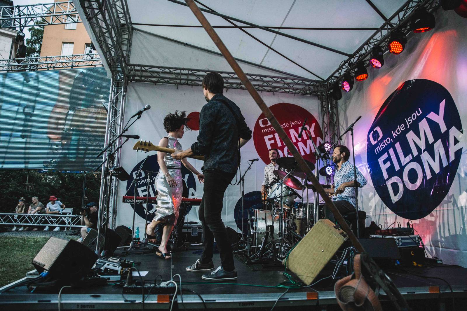 MFF Karlovy Vary: Tim Robbins se setkal s novináři, u domu České televize hráli Lanugo