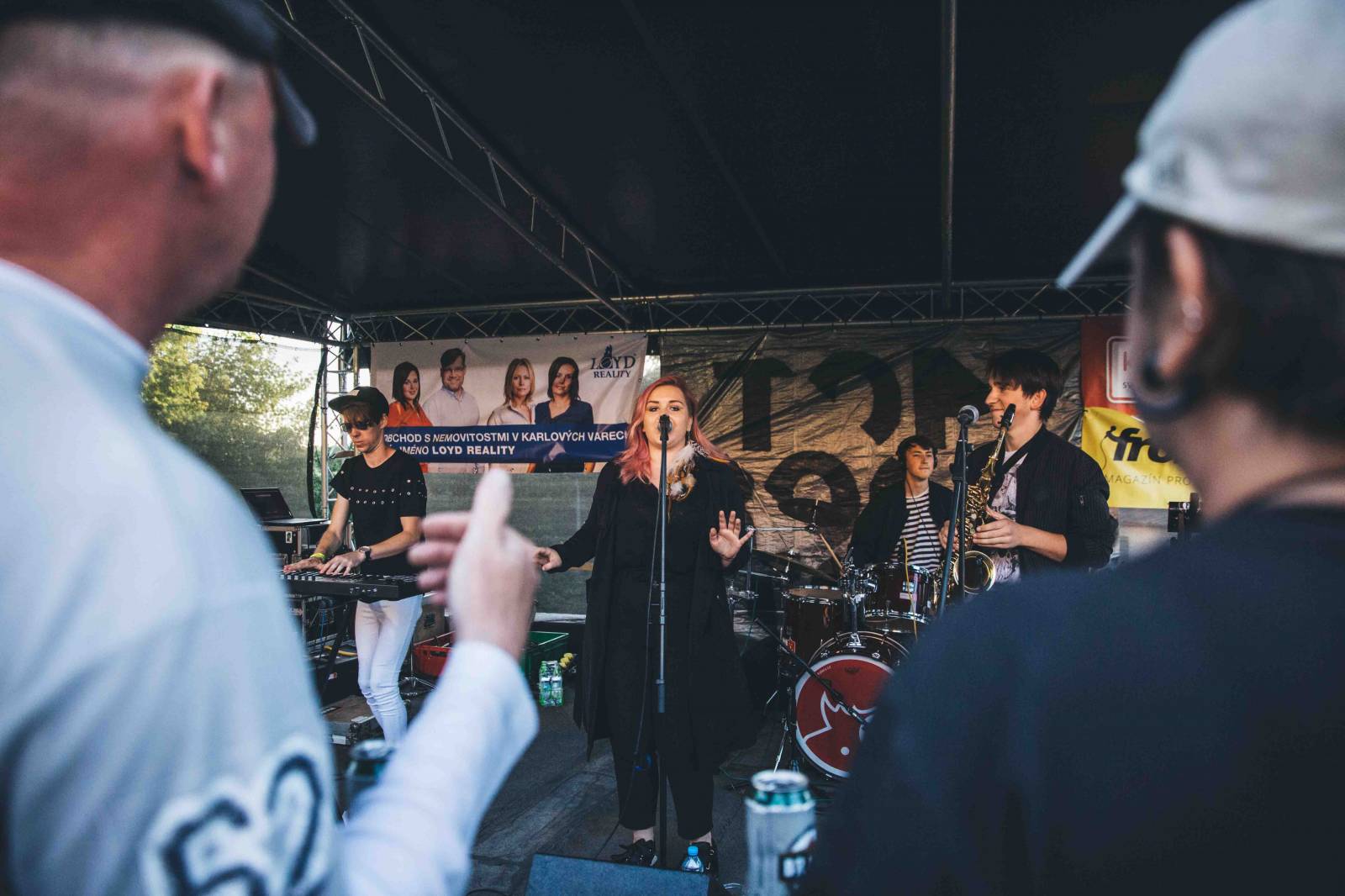 MFF Karlovy Vary: Tim Robbins se setkal s novináři, u domu České televize hráli Lanugo