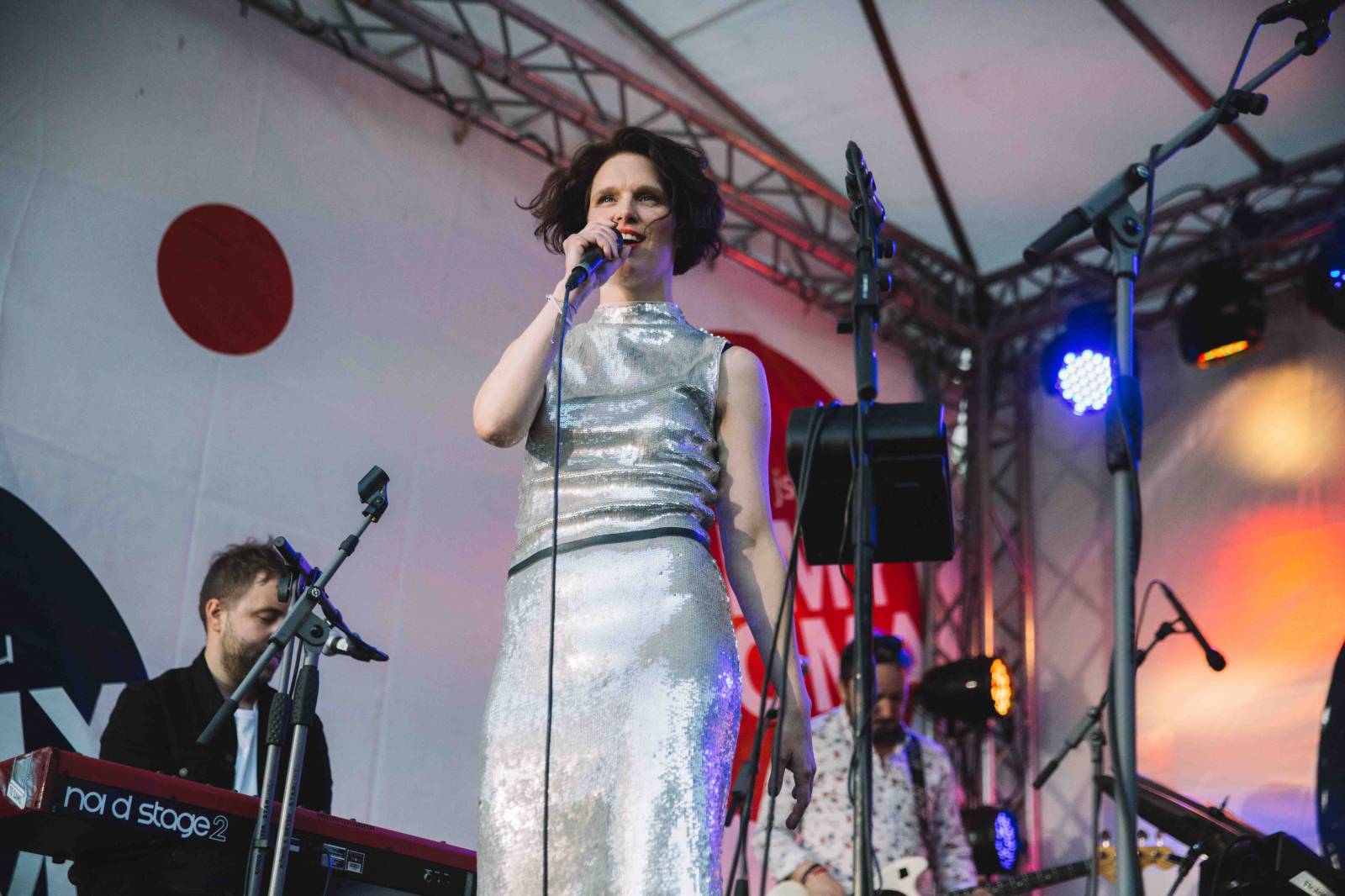 MFF Karlovy Vary: Tim Robbins se setkal s novináři, u domu České televize hráli Lanugo