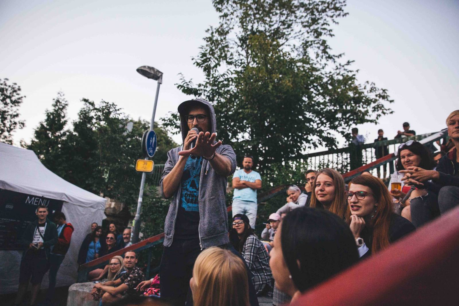 MFF Karlovy Vary: Tim Robbins se setkal s novináři, u domu České televize hráli Lanugo