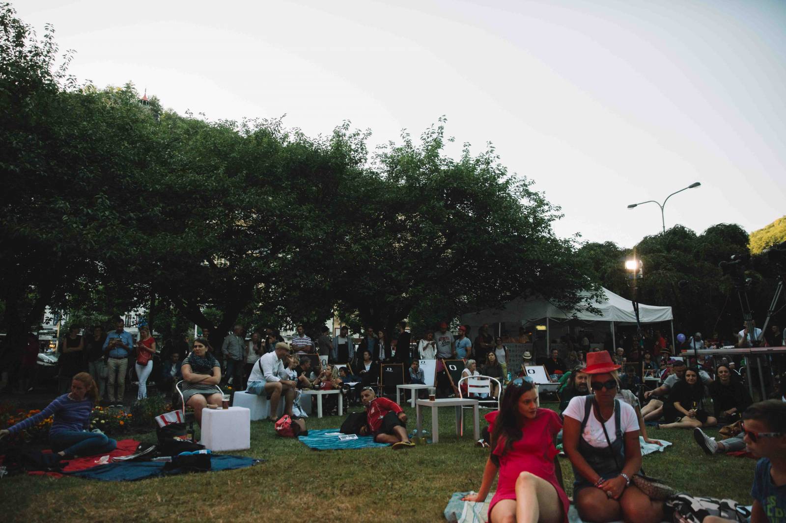 MFF Karlovy Vary: Tim Robbins se setkal s novináři, u domu České televize hráli Lanugo