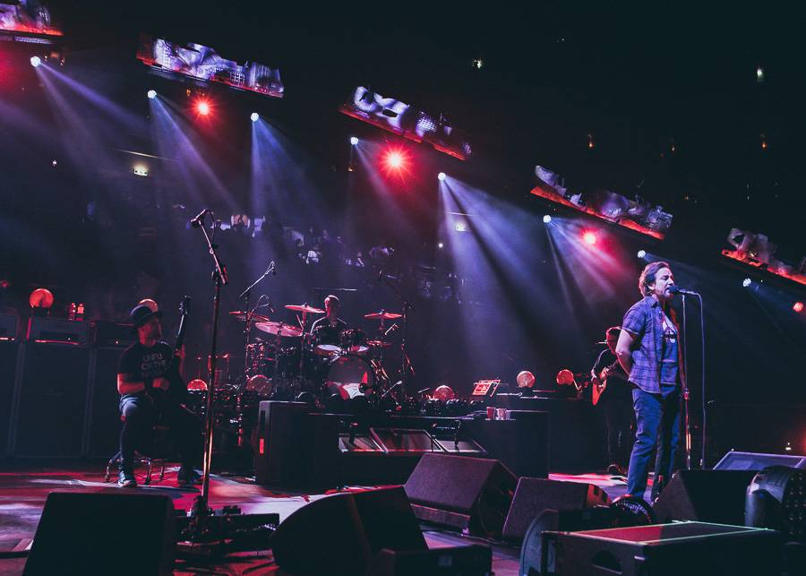 Pearl Jam zasypali O2 arenu nekompromisní smrští grungeových hitů 