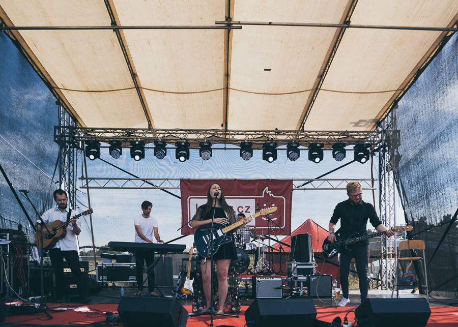 V první den Rock for People vystoupili The Kooks, Enter Shikari nebo The Vaccines