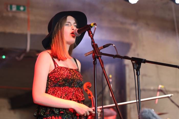 Festival Rock for People se v první den těšil slunečnému počasí, hráli Enter Shikari nebo The Kooks