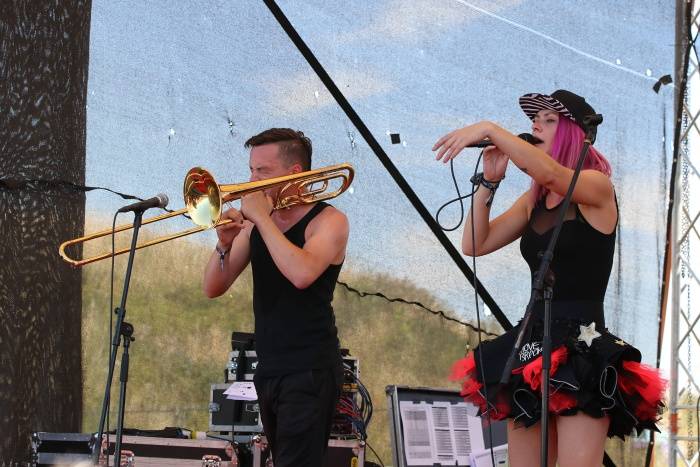 Festival Rock for People se v první den těšil slunečnému počasí, hráli Enter Shikari nebo The Kooks