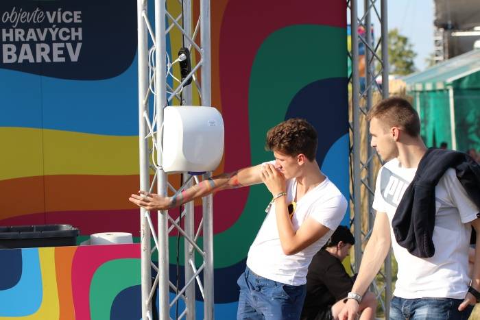 Festival Rock for People se v první den těšil slunečnému počasí, hráli Enter Shikari nebo The Kooks