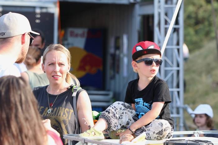 Festival Rock for People se v první den těšil slunečnému počasí, hráli Enter Shikari nebo The Kooks