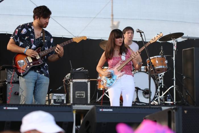 Festival Rock for People se v první den těšil slunečnému počasí, hráli Enter Shikari nebo The Kooks
