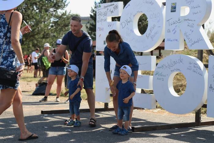 Festival Rock for People se v první den těšil slunečnému počasí, hráli Enter Shikari nebo The Kooks