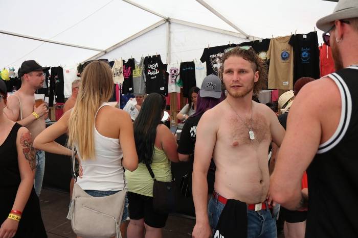 Festival Rock for People se v první den těšil slunečnému počasí, hráli Enter Shikari nebo The Kooks