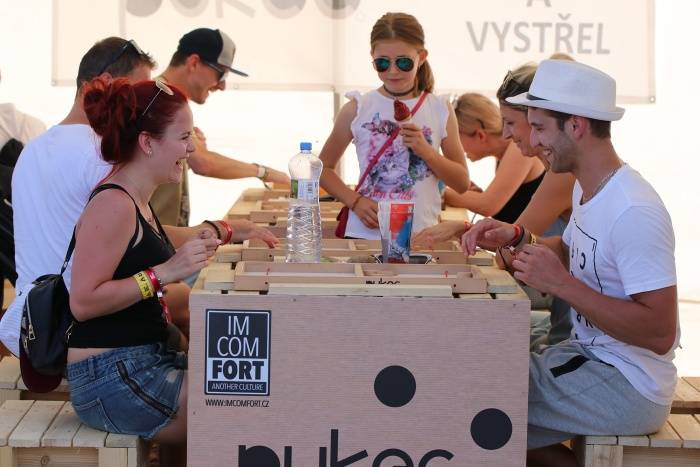 Festival Rock for People se v první den těšil slunečnému počasí, hráli Enter Shikari nebo The Kooks