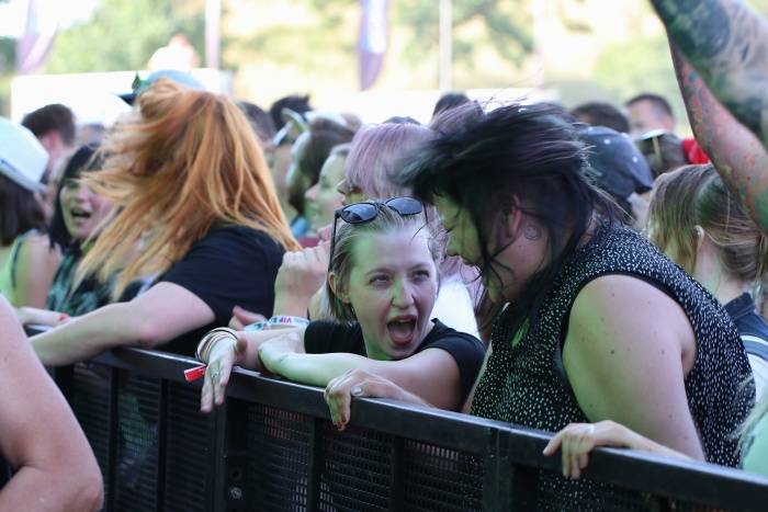 Festival Rock for People se v první den těšil slunečnému počasí, hráli Enter Shikari nebo The Kooks