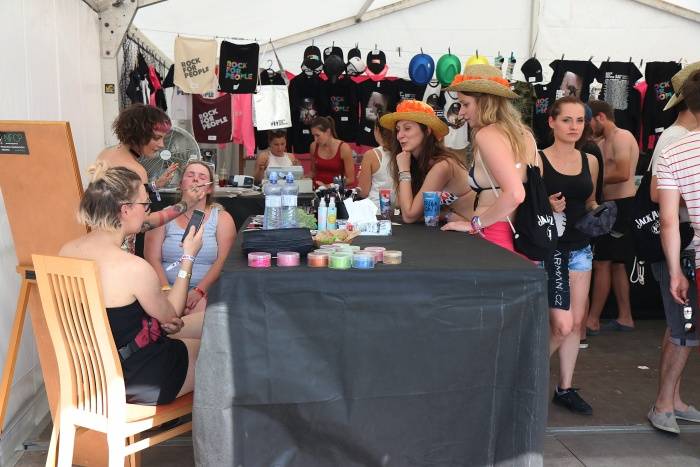 Festival Rock for People se v první den těšil slunečnému počasí, hráli Enter Shikari nebo The Kooks