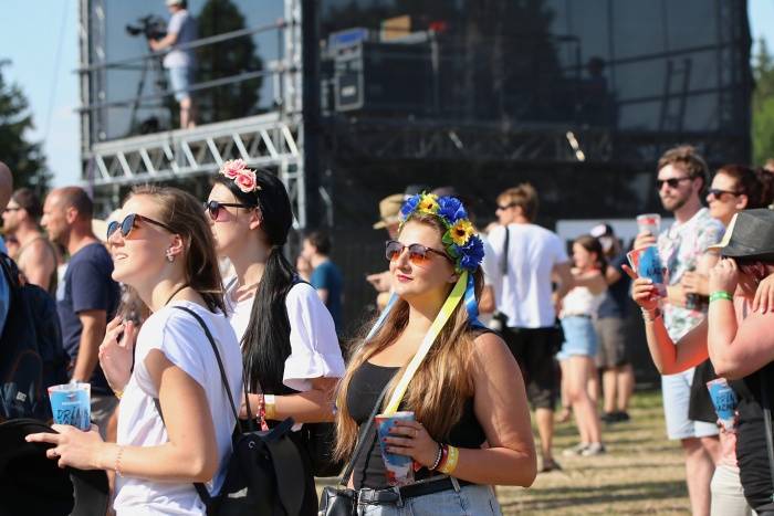 Festival Rock for People se v první den těšil slunečnému počasí, hráli Enter Shikari nebo The Kooks