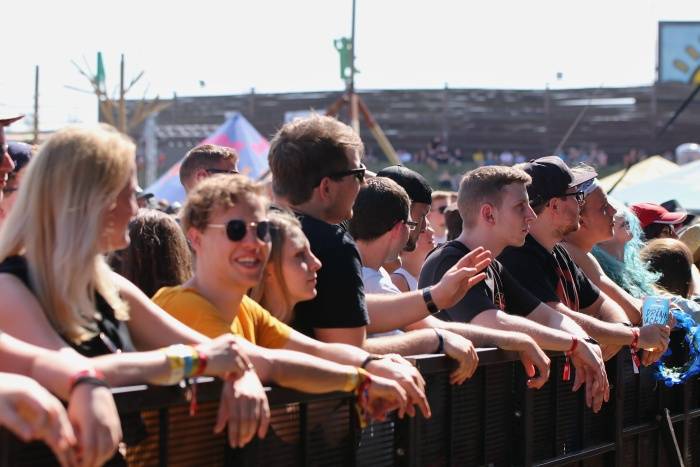 Festival Rock for People se v první den těšil slunečnému počasí, hráli Enter Shikari nebo The Kooks