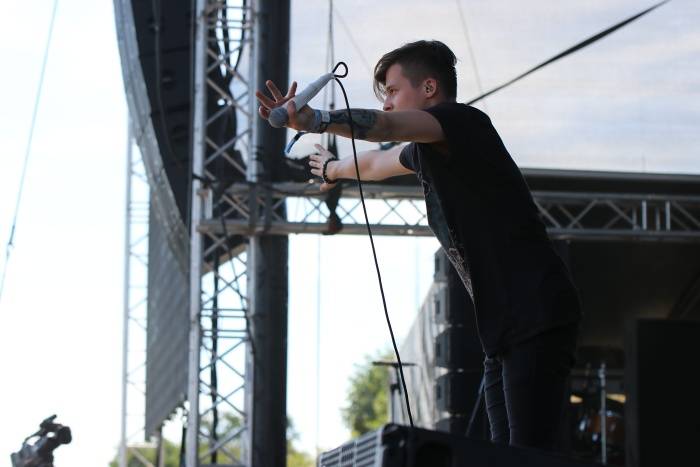 Festival Rock for People se v první den těšil slunečnému počasí, hráli Enter Shikari nebo The Kooks