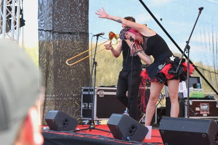 Festival Rock for People se v první den těšil slunečnému počasí, hráli Enter Shikari nebo The Kooks