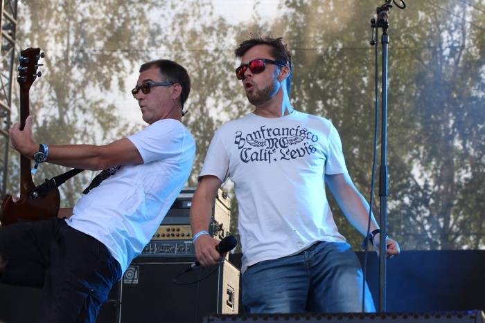 Festival Rock for People se v první den těšil slunečnému počasí, hráli Enter Shikari nebo The Kooks