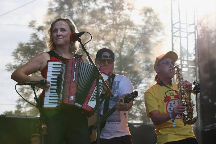 Festival Rock for People se v první den těšil slunečnému počasí, hráli Enter Shikari nebo The Kooks