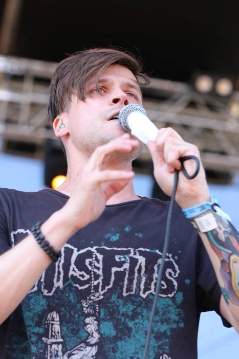 Festival Rock for People se v první den těšil slunečnému počasí, hráli Enter Shikari nebo The Kooks