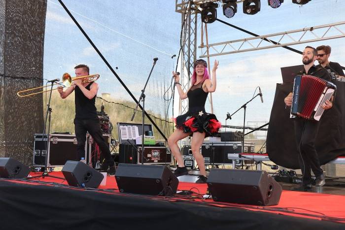 Festival Rock for People se v první den těšil slunečnému počasí, hráli Enter Shikari nebo The Kooks