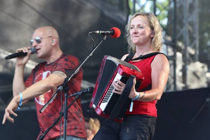 Festival Rock for People se v první den těšil slunečnému počasí, hráli Enter Shikari nebo The Kooks
