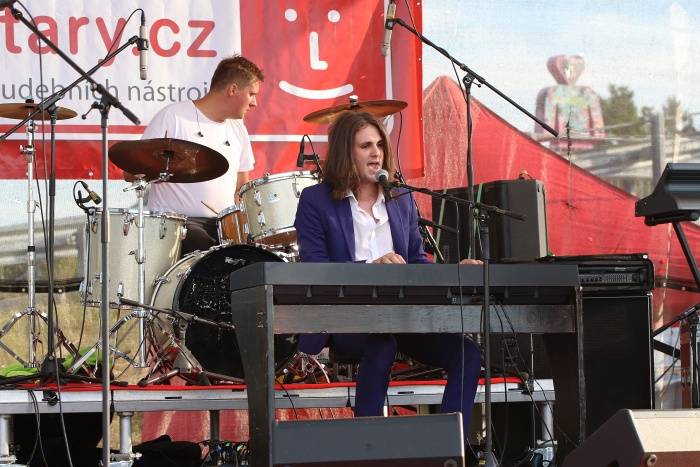 Festival Rock for People se v první den těšil slunečnému počasí, hráli Enter Shikari nebo The Kooks