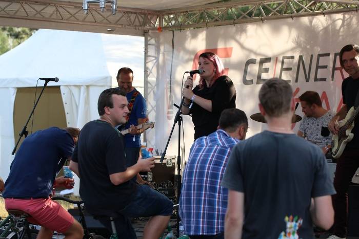 Festival Rock for People se v první den těšil slunečnému počasí, hráli Enter Shikari nebo The Kooks