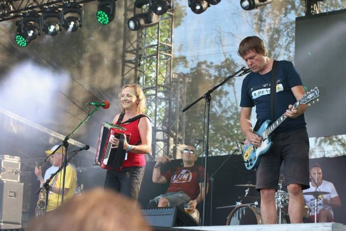 Festival Rock for People se v první den těšil slunečnému počasí, hráli Enter Shikari nebo The Kooks