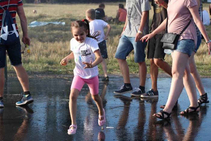 Festival Rock for People se v první den těšil slunečnému počasí, hráli Enter Shikari nebo The Kooks