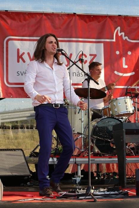 Festival Rock for People se v první den těšil slunečnému počasí, hráli Enter Shikari nebo The Kooks