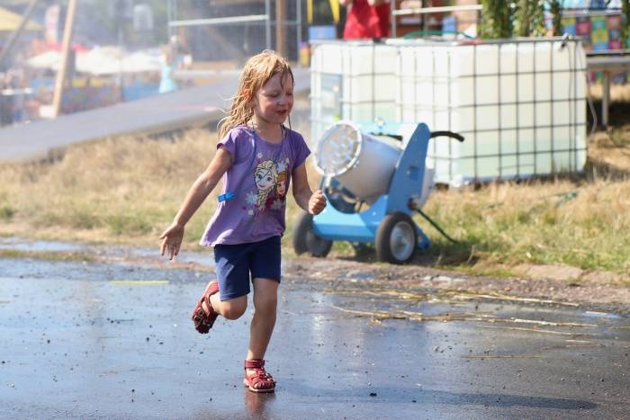 Festival Rock for People se v první den těšil slunečnému počasí, hráli Enter Shikari nebo The Kooks