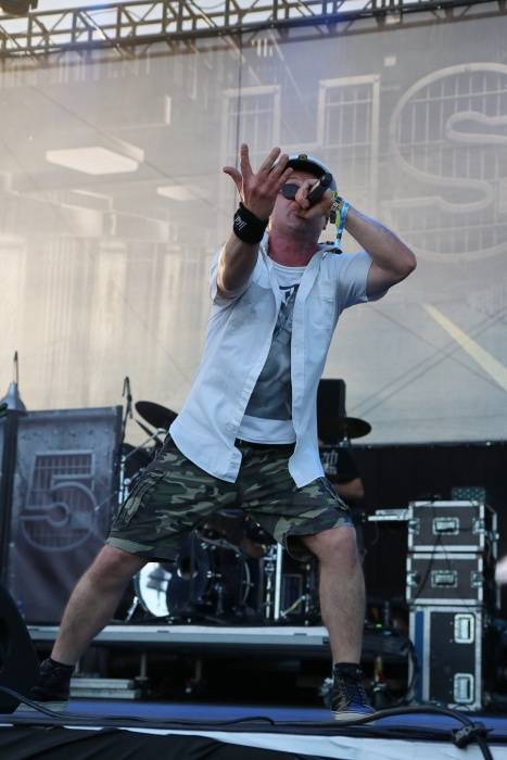 Festival Rock for People se v první den těšil slunečnému počasí, hráli Enter Shikari nebo The Kooks