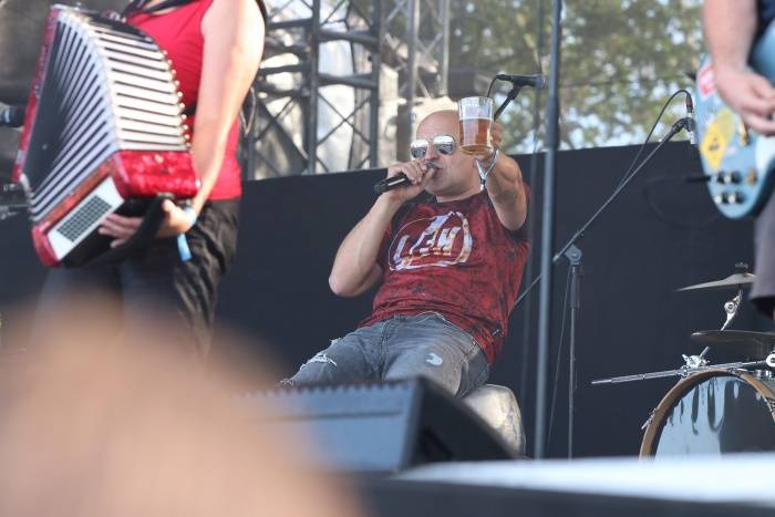 Festival Rock for People se v první den těšil slunečnému počasí, hráli Enter Shikari nebo The Kooks