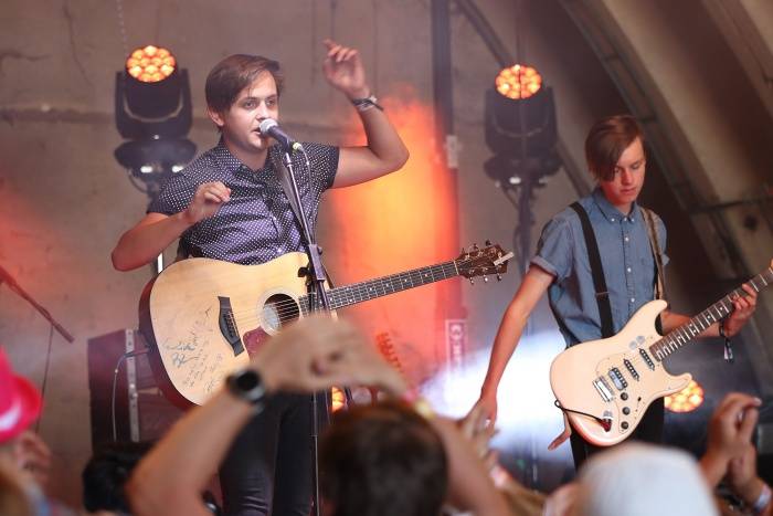 Festival Rock for People se v první den těšil slunečnému počasí, hráli Enter Shikari nebo The Kooks