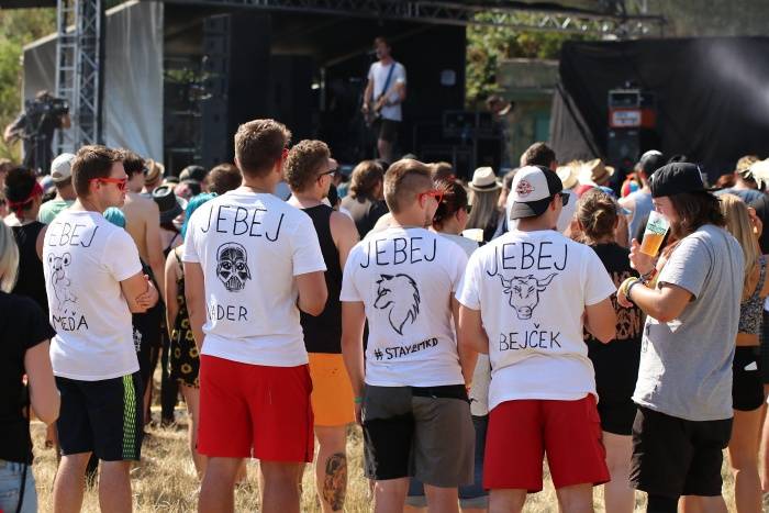 Festival Rock for People se v první den těšil slunečnému počasí, hráli Enter Shikari nebo The Kooks