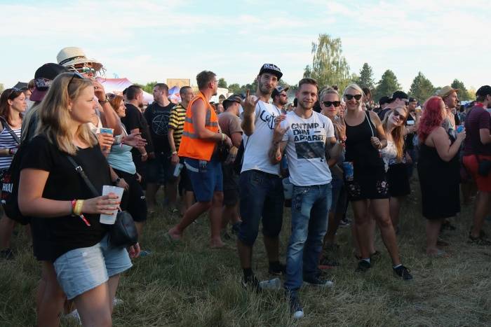 Festival Rock for People se v první den těšil slunečnému počasí, hráli Enter Shikari nebo The Kooks