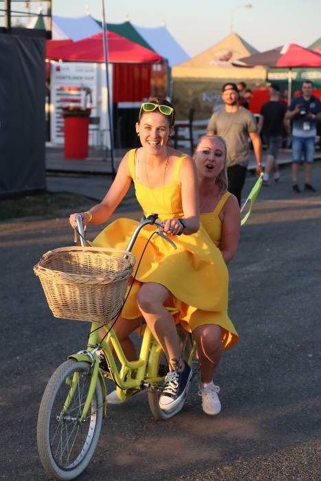 Festival Rock for People se v první den těšil slunečnému počasí, hráli Enter Shikari nebo The Kooks