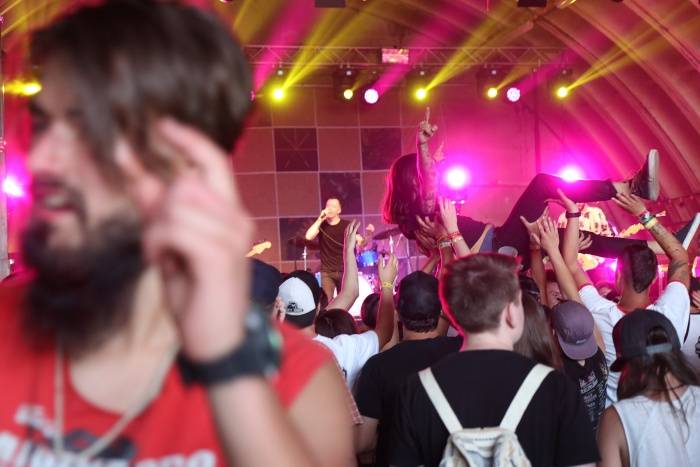 Festival Rock for People se v první den těšil slunečnému počasí, hráli Enter Shikari nebo The Kooks