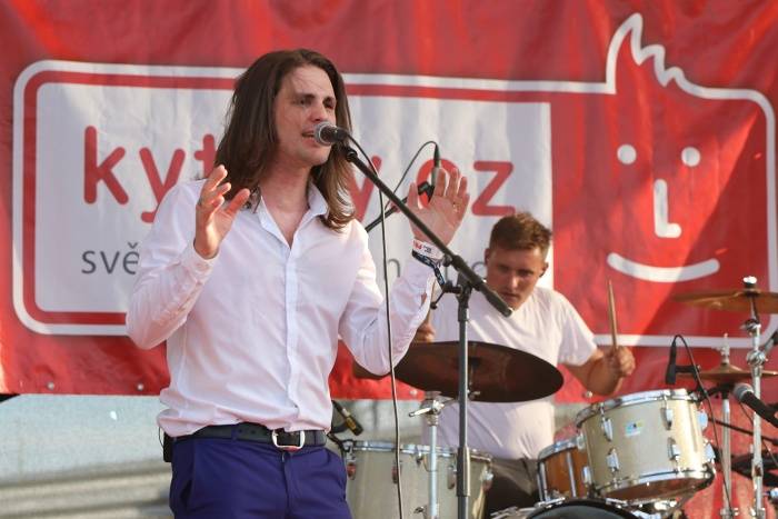 Festival Rock for People se v první den těšil slunečnému počasí, hráli Enter Shikari nebo The Kooks