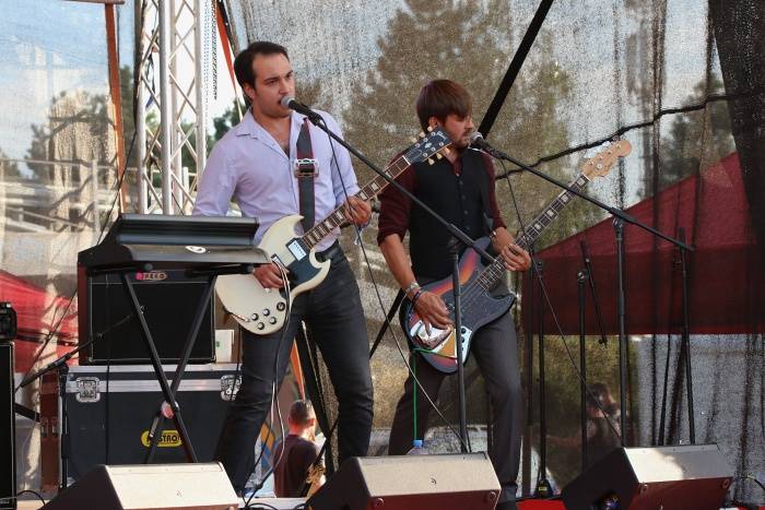 Festival Rock for People se v první den těšil slunečnému počasí, hráli Enter Shikari nebo The Kooks