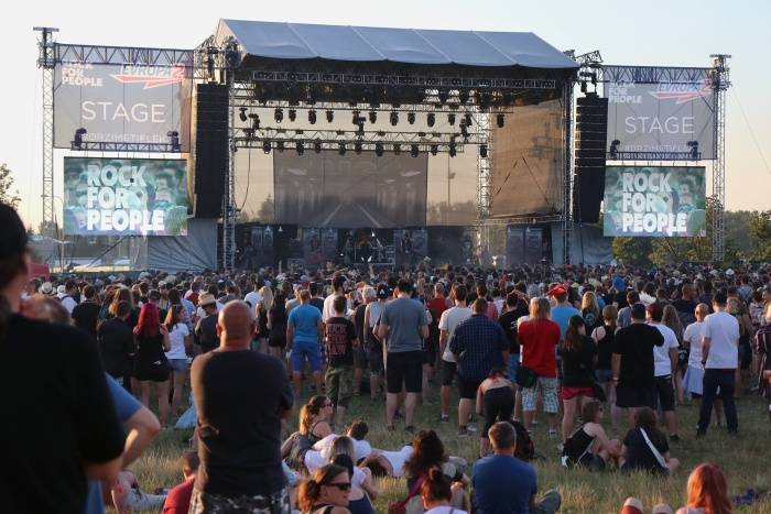 Festival Rock for People se v první den těšil slunečnému počasí, hráli Enter Shikari nebo The Kooks