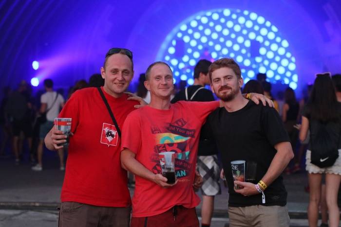 Festival Rock for People se v první den těšil slunečnému počasí, hráli Enter Shikari nebo The Kooks