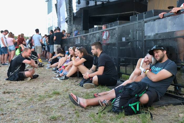 Festival Rock for People se v první den těšil slunečnému počasí, hráli Enter Shikari nebo The Kooks