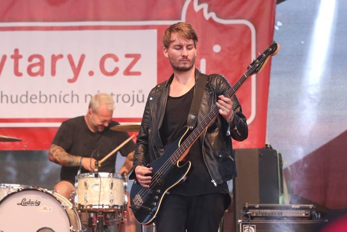 Festival Rock for People se v první den těšil slunečnému počasí, hráli Enter Shikari nebo The Kooks