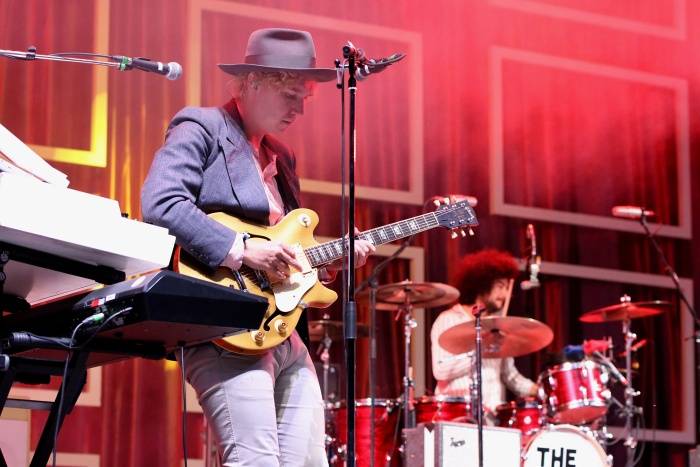 Festival Rock for People se v první den těšil slunečnému počasí, hráli Enter Shikari nebo The Kooks