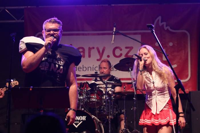 Festival Rock for People se v první den těšil slunečnému počasí, hráli Enter Shikari nebo The Kooks